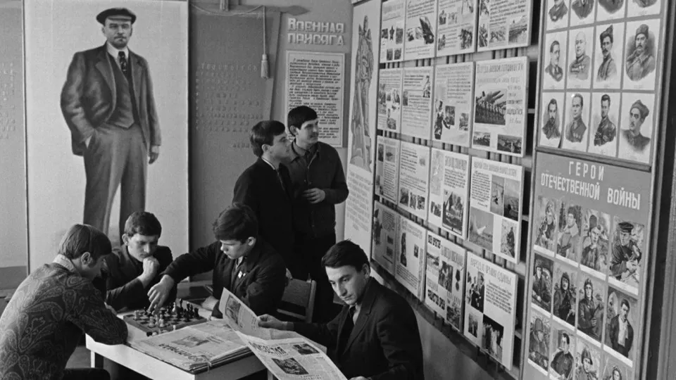 Член общественного комитета выступил за возрождение «ленинских комнат» в школах как инструмента формирования «традиционных ценностей», а в Госдуме предложили восстановить трехступенчатую систему воспитания — октябрят, пионеров и комсомол.