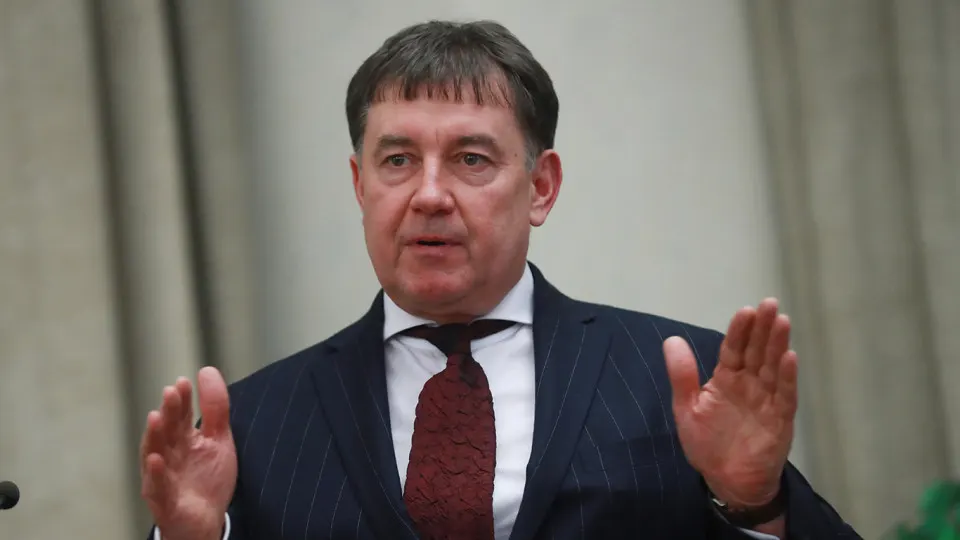 Мосгорсуд оставил в силе решение о национализации сети бизнес-отелей и десятков объектов недвижимости бывшего председателя Совета судей России Виктора Момотова на сумму около 9 млрд рублей. Генпрокуратура заявляет о связях экс-судьи с криминальными авторитетами, уклонении от налогов и использовании служебного положения для защиты нелегально нажитого капитала.