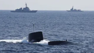Правительство Японии радикально пересмотрело послевоенную доктрину и разрешило экспорт летального вооружения, открыв путь к поставкам ракет, кораблей, подлодок и самолётов за рубеж при жёстком государственном контроле.