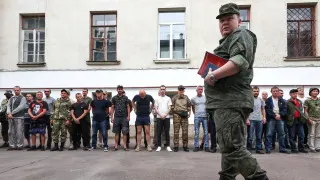Минобороны разработало поправки, позволяющие проверять военнослужащих на употребление алкоголя непосредственно в частях с помощью экспресс‑тестов, без обязательной доставки в медучреждение. Инициативу объясняют сложностями контроля личного состава в условиях боевых действий и сообщениями о наборе на контракт людей с алкогольной зависимостью.