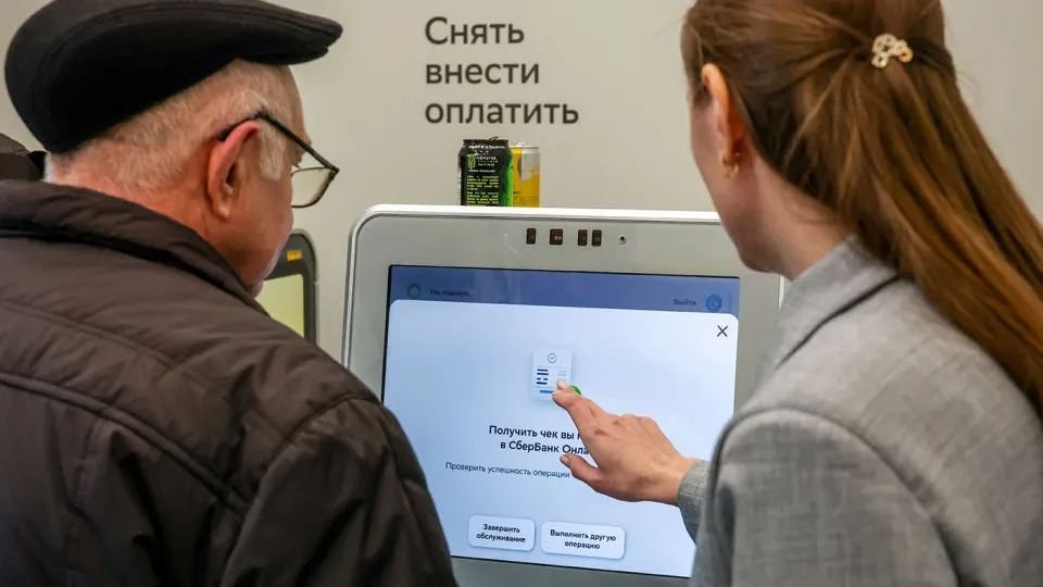 Суммарная численность персонала 20 крупнейших банков в 2025 году уменьшилась на 4% — до 557 тыс. человек. Основная волна сокращений пришлась на крупные госбанки и сеть отделений.
