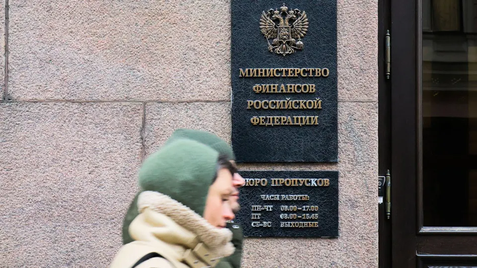 С мая Минфин снова выходит на внутренний валютный рынок: на росте нефтяных цен ведомство планирует наращивать резервы ФНБ, сглаживая влияние сырьевой конъюнктуры на курс рубля и доходы бюджета.