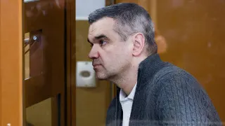 Суд в Москве признал предпринимателя Алексея Тайчера виновным в мошенничестве на сумму почти 1,2 млрд рублей в ущерб структурам РЖД и назначил ему 11 лет колонии общего режима и штраф 2 млн рублей.