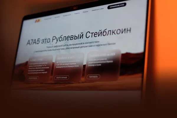Утечки финансовых документов и источники связывают платёжную платформу A7 с Романом Абрамовичем и Виктором Харитониным. Платформа обслуживала как фирмы из списков санкций, в том числе производителей дронов, так и крупных ритейлеров и сервисы.