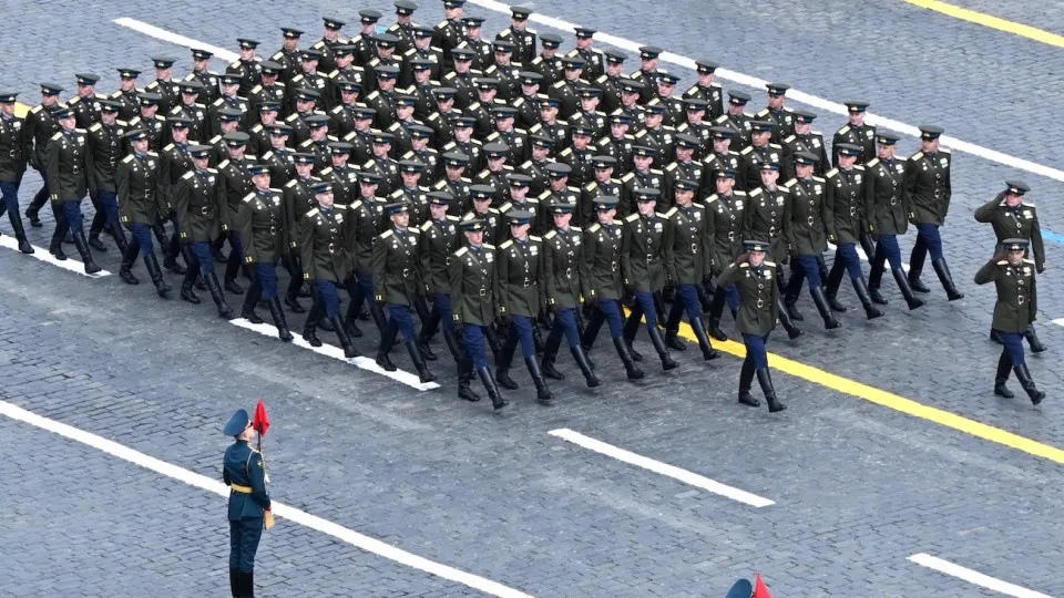 По сведениям источников, церемонию 9 мая в Москве планируют провести в укороченном формате: только марширующие колонны, уменьшенное число гостей и сокращённая продолжительность. Репетиции и приезд иностранных лидеров остаются под вопросом.