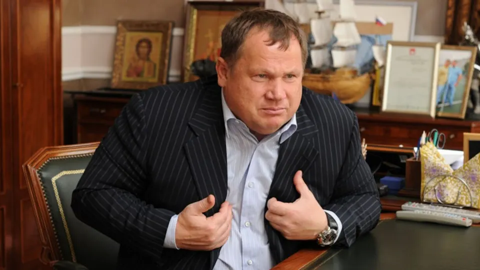 20‑летний Петр Плотников, сын одного из самых состоятельных депутатов Пермской городской думы, стал фигурантом уголовного дела о мошенничестве: по версии следствия, он работал курьером в схеме телефонных аферистов и забирал у жителей Перми миллионы рублей.