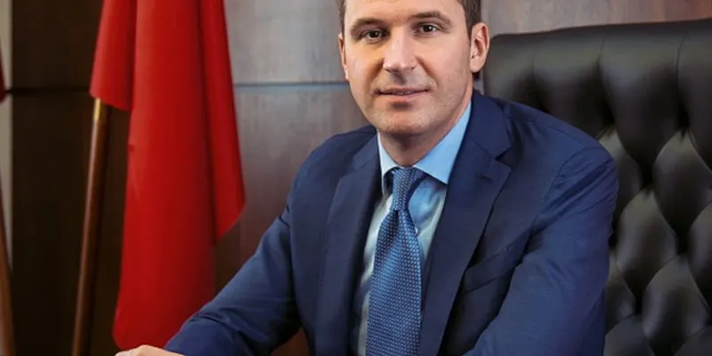 Бывший гендиректор РЭО и недавно уволенный заместитель министра покинул страну через Минск 22 апреля на фоне возбуждения уголовных дел в структуре, его имя фигурирует в следственных материалах.