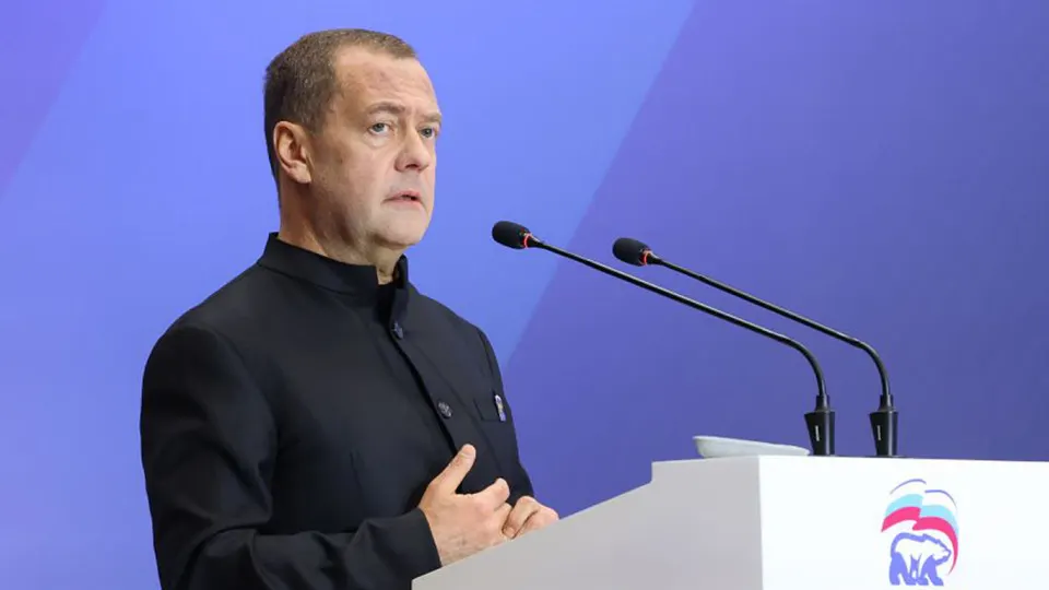 Заместитель председателя Совета безопасности Дмитрий Медведев предупредил о реальной возможности «ядерного апокалипсиса» и призвал быть готовыми. На фоне истечения ДСНВ (СНВ‑III) и заявлений США о модернизации арсеналов разговоры о контроле над вооружениями выходят на новый виток.