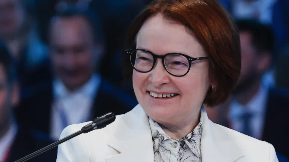 Глава ЦБ заявила на деловой площадке, что западные источники капитала для российских компаний стали недоступны, поэтому экономика в большей степени финансируется за счёт внутренних сбережений на фоне высокой инфляции и ставок.