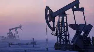 Российские нефтяные компании снижают добычу на сотни тысяч баррелей в сутки из‑за ударов беспилотников по портам и НПЗ, а также прекращения прокачки по «Дружбе» и санкций, что ведёт к крупнейшему разовому спаду с пандемийного кризиса.
