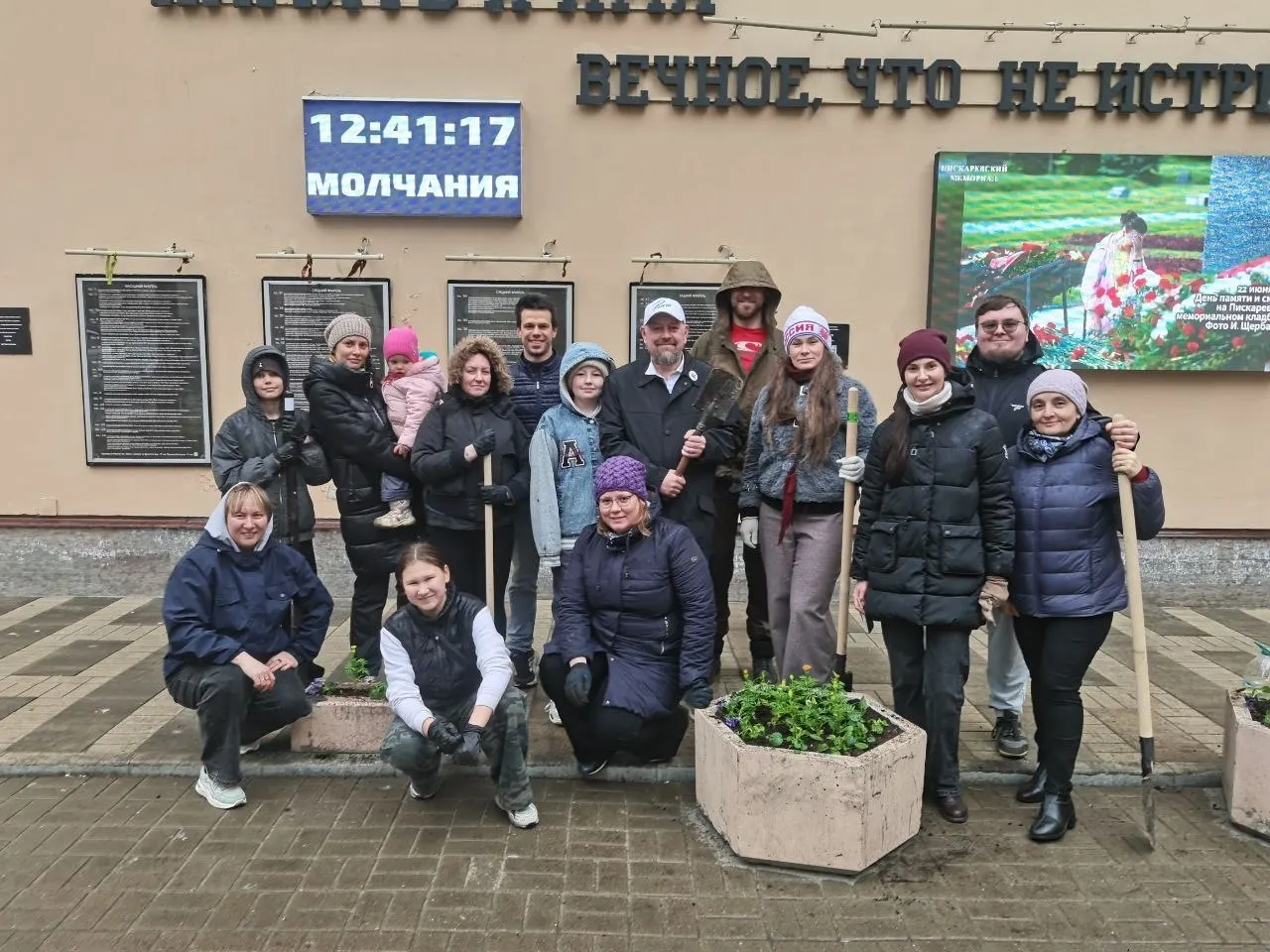 В Санкт-Петербурге прошёл общегородской субботник: власти заявляют об участии около 200 тысяч горожан, работы прошли во всех районах города — от мемориалов и парков до студийных территорий и скверов.