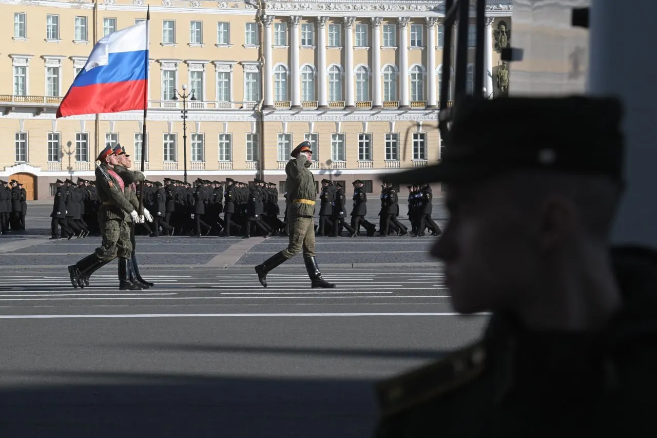 После совещания с губернатором Александром Бегловым власти существенно уменьшили рассылку приглашений на парад; вопрос очного проведения «Бессмертного полка» остаётся открытым.
