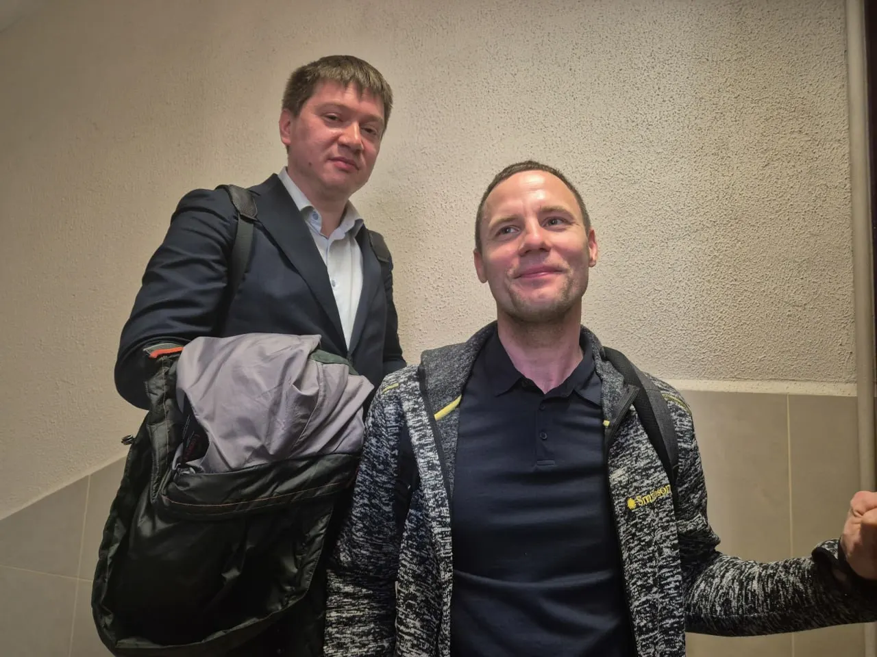 Петербургскому юристу звонили из полиции и приглашали явиться для составления протокола; после неявки ему пригрозили принудительной доставкой и обвинением в неповиновении. Ленинский суд ранее вернул протокол полиции из‑за процессуальных нарушений.