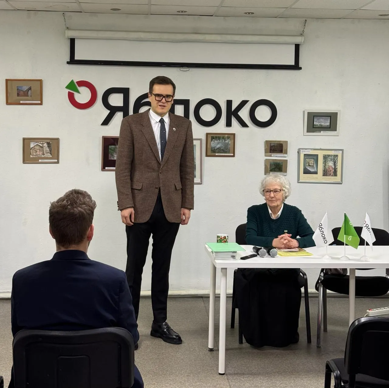 Лидер петербургской фракции «Яблоко» объявил, что его место в Законодательном собрании займёт 34‑летний градозащитник Дмитрий Анисимов.