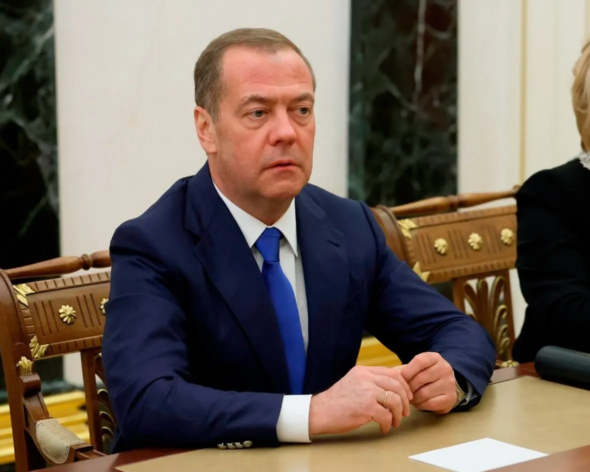 Экс‑президент и глава партии выступит на форуме в Санкт‑Петербурге. В мероприятии также примут участие вице‑премьер Татьяна Голикова, представитель президента и губернаторы Северо‑Западного федерального округа. Ранее визиты высокопоставленных гостей нередко сопровождались крупными заторами и временными ограничениями связи.