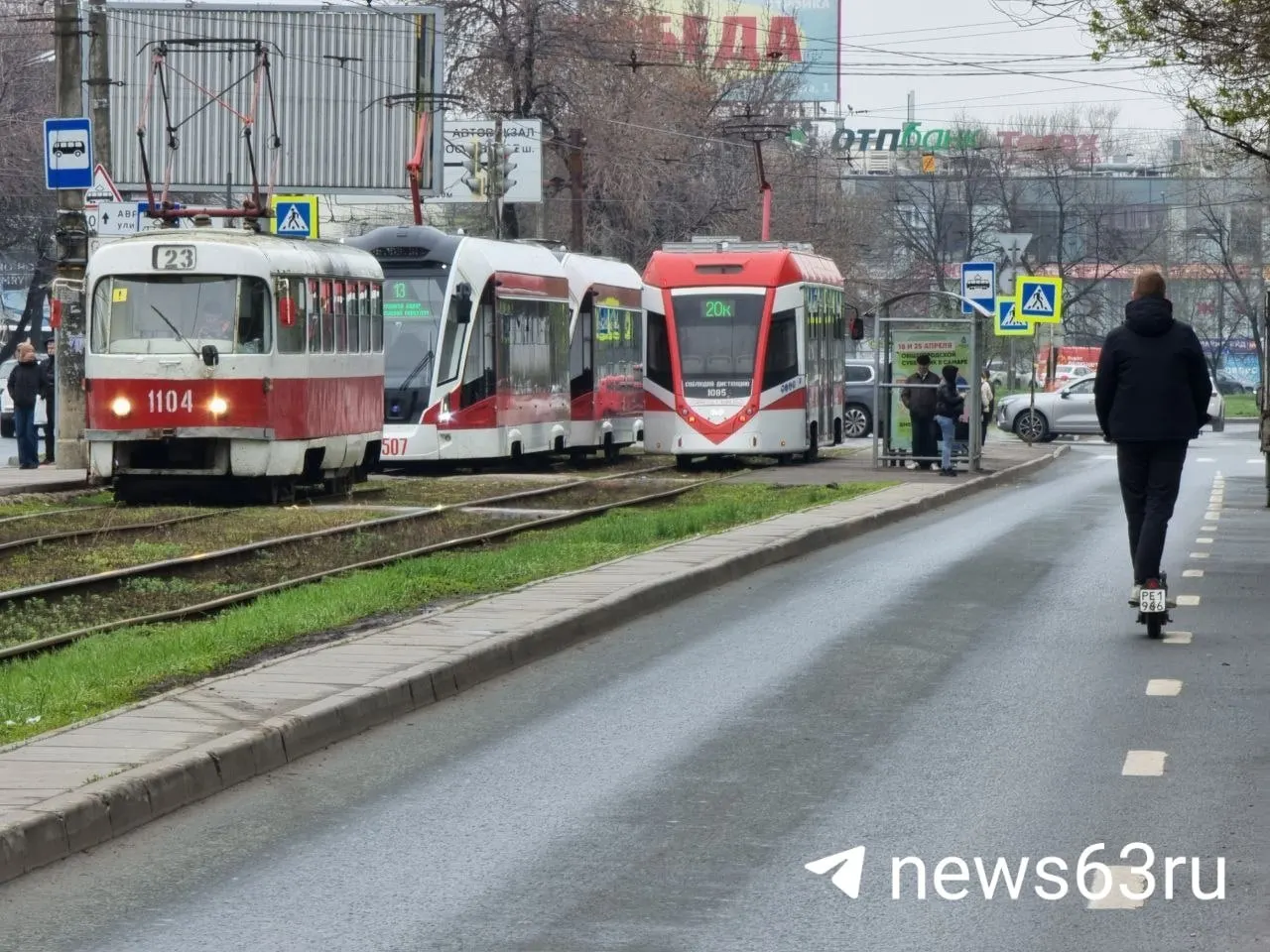 В Самаре на час приостановили движение всего наземного общественного транспорта из‑за сигнала «Ракетная опасность», пассажиров высаживали на ближайших остановках, а цены на такси в это время, по словам местных жителей, выросли примерно вдвое.