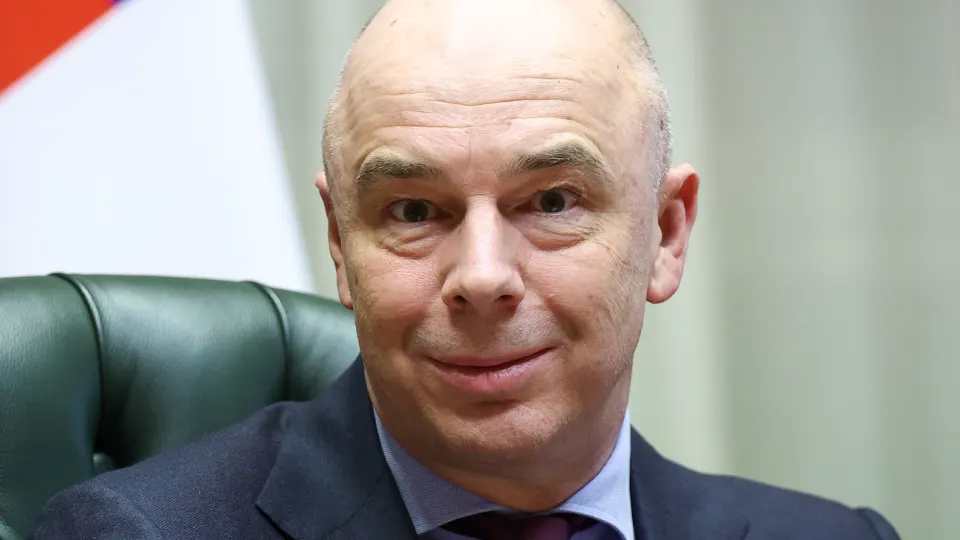 Антон Силуанов рекомендовал россиянам не хранить сбережения наличными, а размещать их на депозитах или вкладывать в ценные бумаги и фонды; официальная статистика показывает, что значительная часть накоплений всё ещё держится наличными.