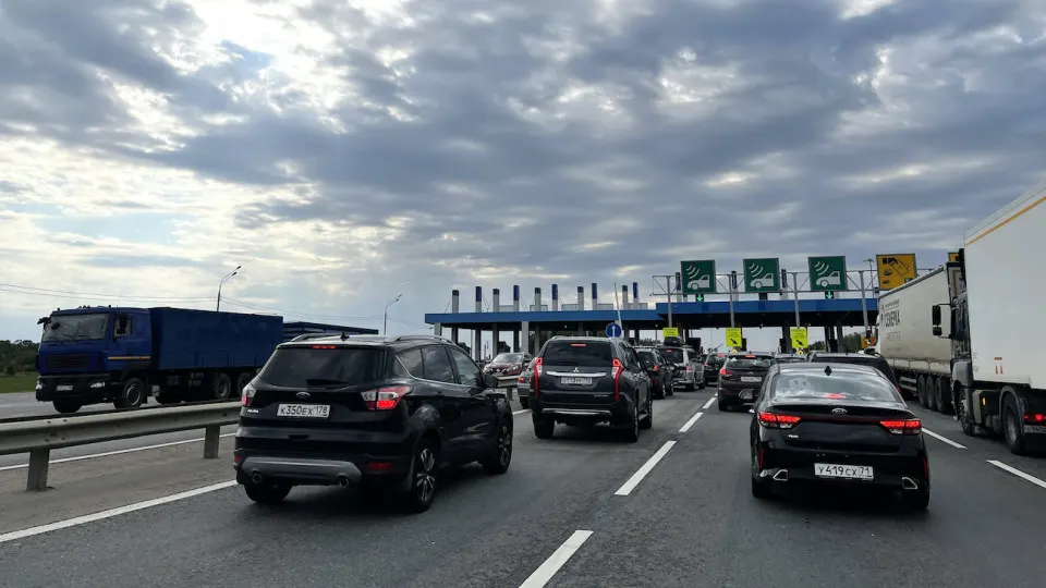 Гендиректор ЦОДД утверждает, что современные камеры способны фиксировать скорость с минимальной погрешностью; снижение нештрафуемого порога до 2–3 км/ч может сократить смертность в ДТП и одновременно повысить сборы штрафов в бюджет.