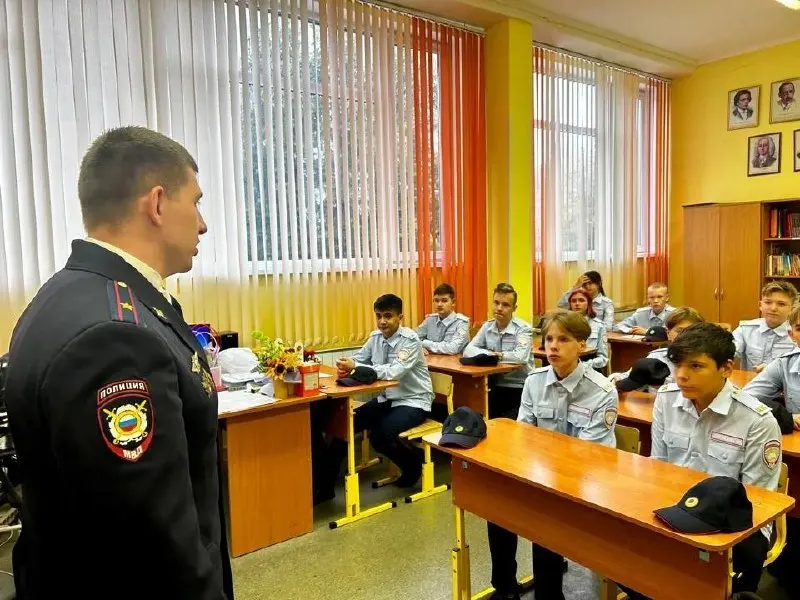 С нового учебного года в нескольких владивостокских школах откроют полицейские классы для десятиклассников: учащимся усилят подготовку по профильным предметам и обещают дополнительные баллы при поступлении в вузы МВД.