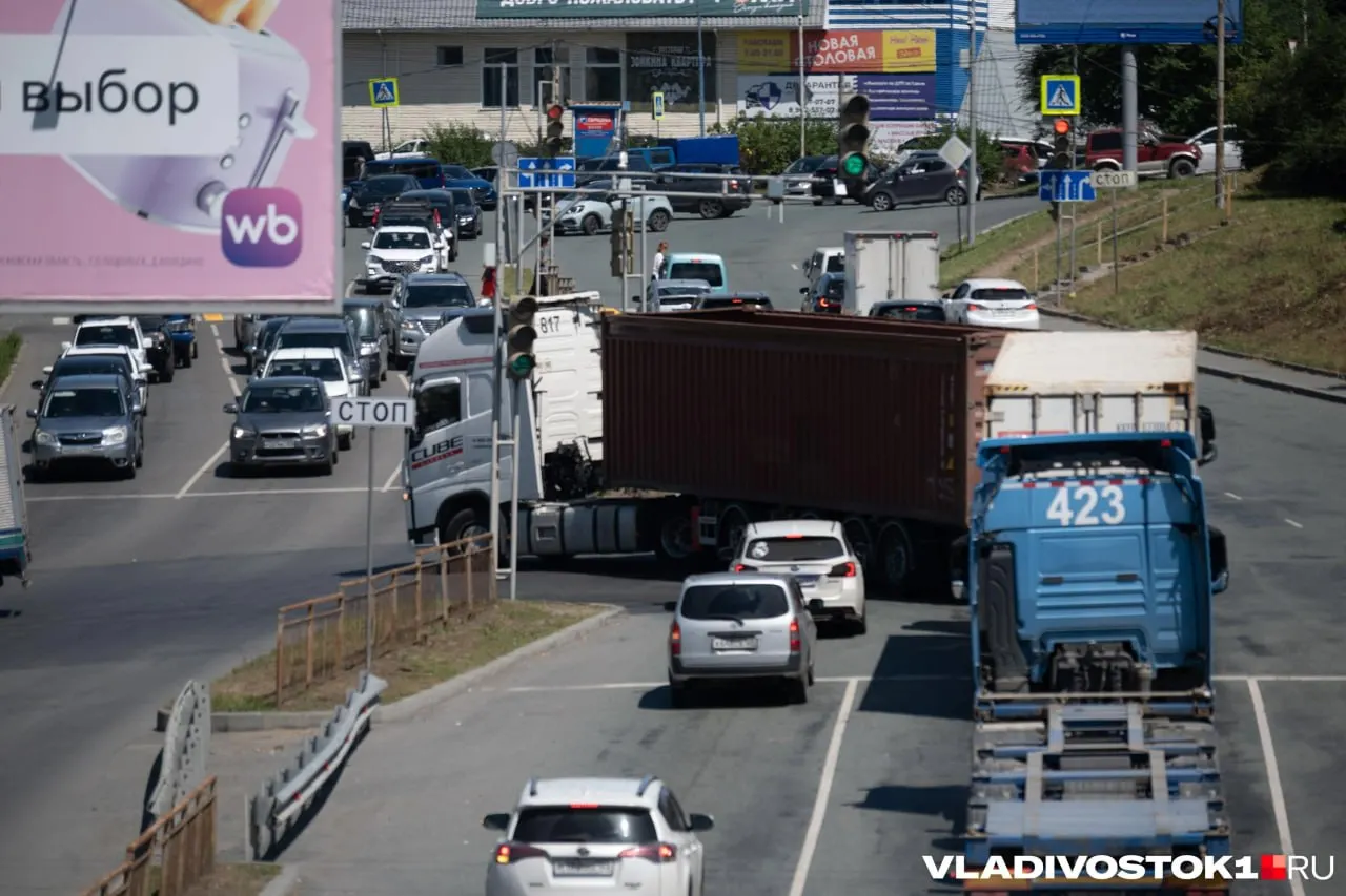 Камеры фото- и видеофиксации заработали на участке с выделенной полосой в районе Покровского парка — они контролируют переулок Павленко, спуск к краевой больнице и начало Алеутской. По полосе могут ездить только маршрутный транспорт, экстренные службы, велосипедисты и лицензированное такси.