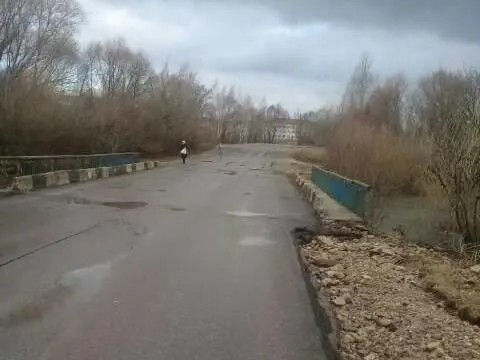 В районе снижается уровень воды: в Рыбновском округе восстановили движение по мосту у деревни Валищево.