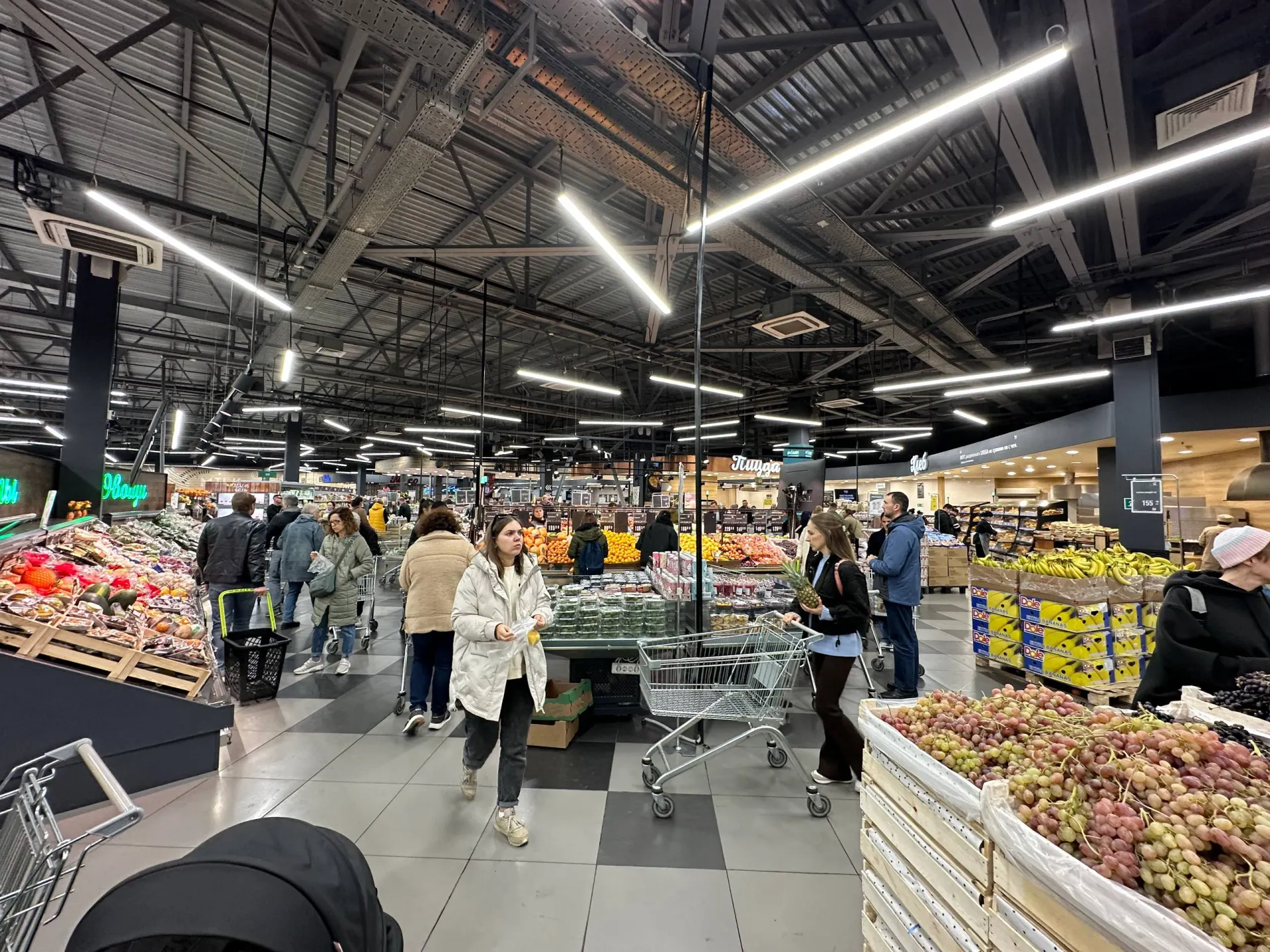 По итогам мартовского мониторинга Росстата минимальный продуктовый набор во Владивостоке стоит 10 470 руб., что выше цен в Москве и Подмосковье. Быстрее всего дорожают овощи и фрукты — из‑за логистики и сезонности.