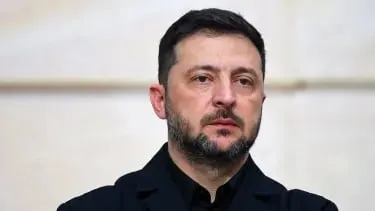 Президент Украины заявил, что российская армия продолжает атаки несмотря на объявленные паузы; по его словам, за последние сутки зафиксированы сотни штурмовых действий и около 10 тысяч ударов дронами‑камикадзе, Киев угрожает зеркальной реакцией.