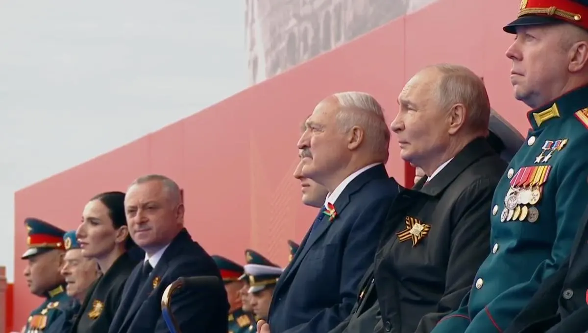 Во время московского парада президент назвал День Победы «священным», отметил вклад советского народа и подчеркнул, что на трибуне рядом с ним впервые разместили участника «СВО» наравне с ветераном.