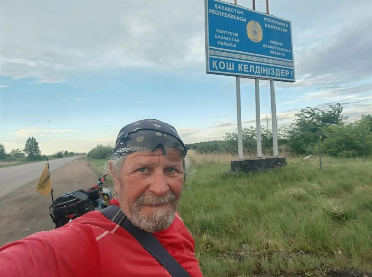 Андрей Козлов, отправившийся из Брянска во Владивосток, на 31-й день путешествия приблизился к Омской области после участка маршрута через Казахстан; в дороге он сталкивался с жарой, закрытыми для велосипедистов трассами и плохими обочинами.