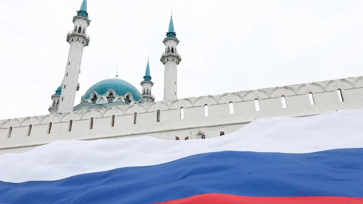 Документ, который парламентарии намерены рассмотреть 26 мая во втором чтении, предлагает дополнить КоАП новыми составами «преступлений против интересов РФ», ввести механизм ареста имущества выехавших и был подготовлен Госсоветом Татарстана.