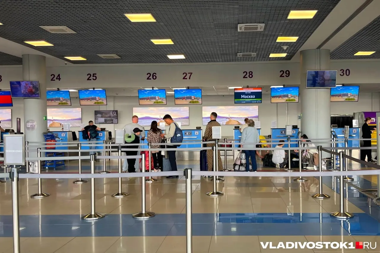 Из‑за позднего прибытия самолётов несколько рейсов из Владивостока сдвинуты на часы. Авиакомпании оказывают пассажирам обязательные услуги, случаев массового скопления и жалоб в прокуратуру не зафиксировано.