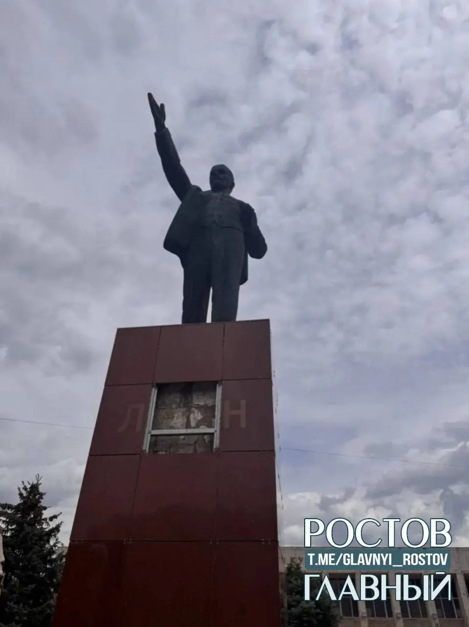В парке Батайска зафиксировали акт вандализма: по данным главы города, предполагаемые виновные задержаны, проводится следствие. Повреждённый участок временно ограждён, позже памятник восстановят.