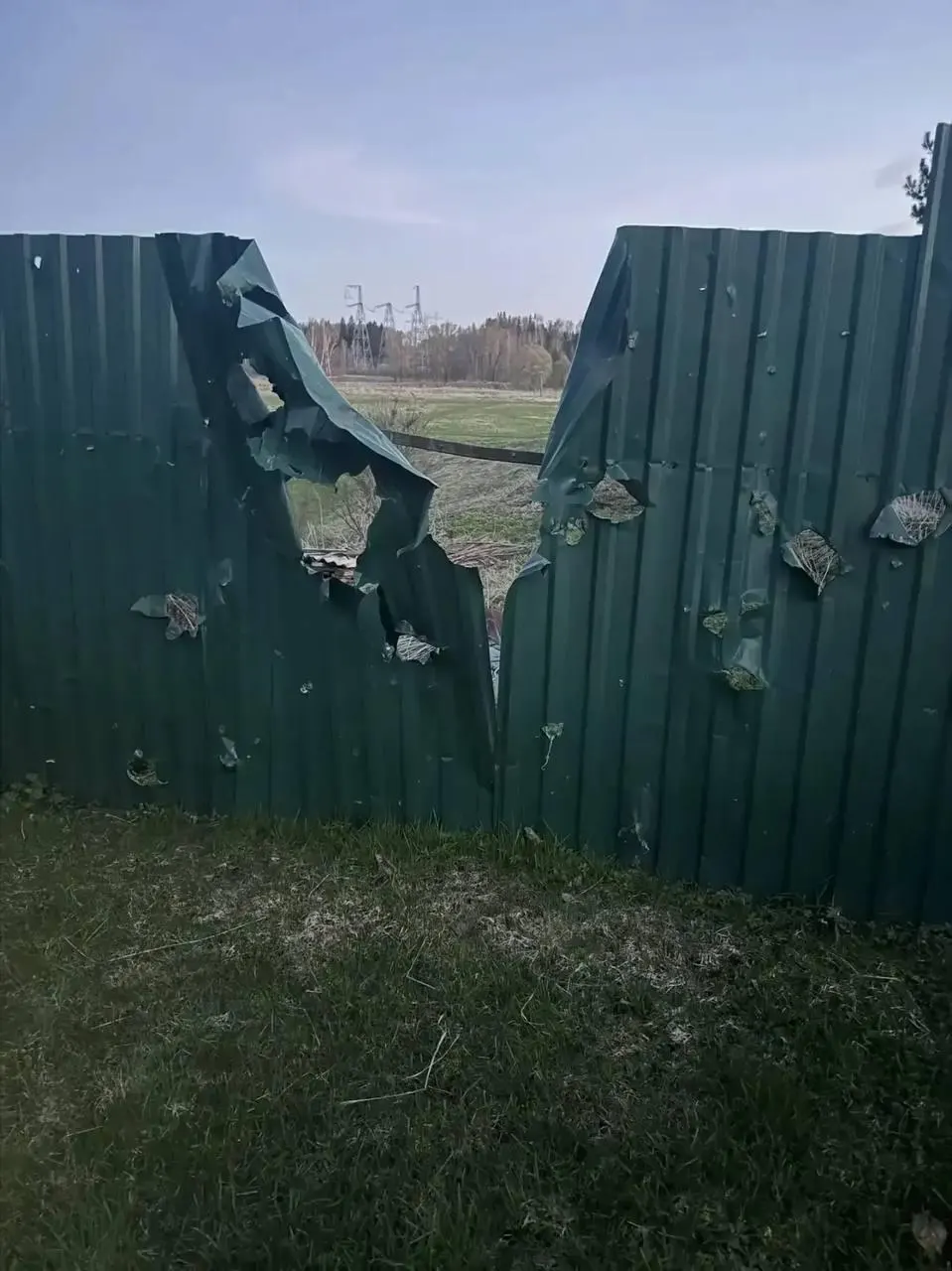 Ночные атаки беспилотников привели к гибели человека в Подмосковье; силы ПВО отражали массовые налёты в Ленинградской области и других регионах, по данным военных, сбито более 330 дронов.