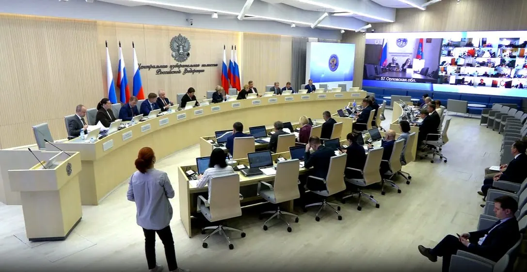 На заседании ЦИК приняли кадровые решения, утвердили изменения в подготовке к выборам в Госдуму и сократили число УИК в Смоленске; 16 из 17 вопросов поддержаны единогласно.