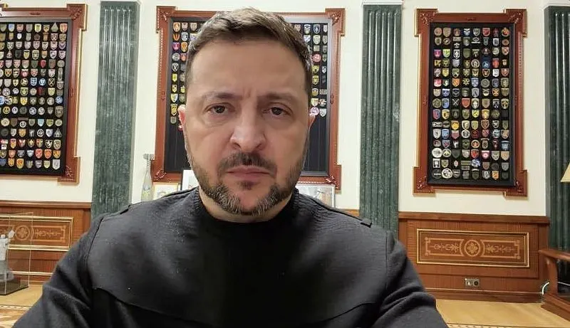 Президент Украины заявил, что разведданные, в том числе от американских и европейских партнёров, указывают на подготовку Россией комбинированного удара с применением «Орешника». Граждан призвали реагировать на сигналы тревоги и пользоваться укрытиями.