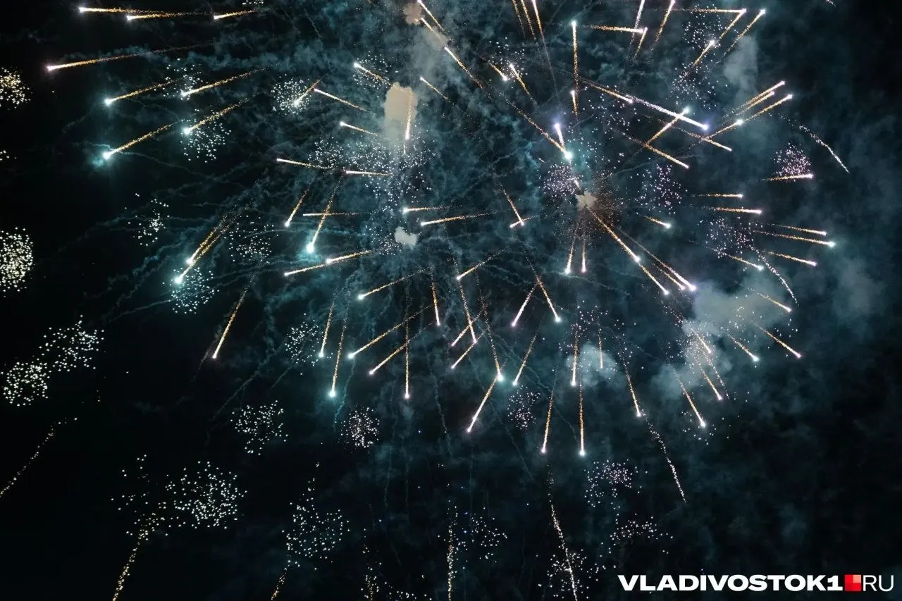 Вечером 9 мая на центральной площади состоится спектакль «Прикоснись сердцем к подвигу», выступит оркестр МГУ им. адмирала Невельского, а в 22:00 небо над городом осветит салют.