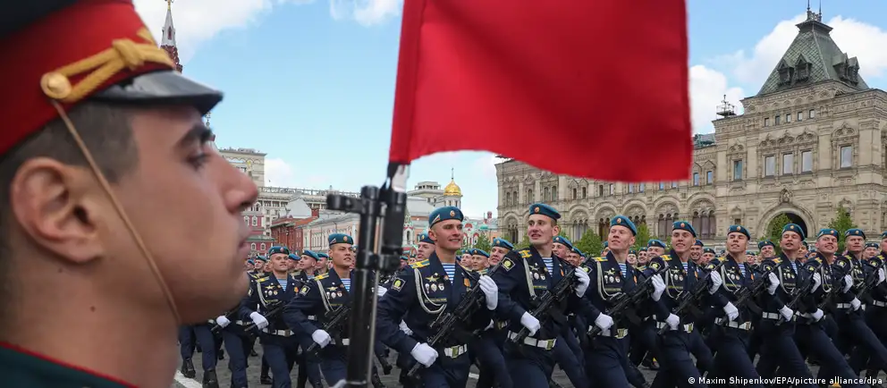 Власти приняли решение сократить или отменить мероприятия 9 мая: в Москве и ряде регионов не будет военной техники, а в некоторых городах вовсе отменили парады и салюты. О причинах — от соображений безопасности до перераспределения ресурсов для фронта — и возможных политических последствиях.