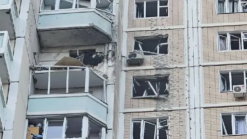 Ночь и утро ознаменовались серией ударов беспилотников по столице и Подмосковью: по официальным данным — три погибших и многочисленные пострадавшие; Минобороны сообщает о сотнях уничтоженных БПЛА в разных регионах.