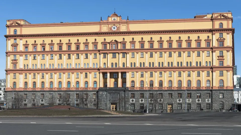 По словам главы Пограничной службы, действия Хельсинки и Таллина — от инженерных заграждений до ограничений на пунктах пропуска и споров по водным границам — создают риск конфликтов и ухудшают безопасность на пограничных водоемах.