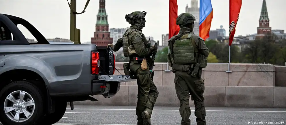 Власти РФ отменили приглашения зарубежным СМИ на парад Победы в Москве. Торжества пройдут в сокращённом формате — без части техники и с ограниченным составом гостей.