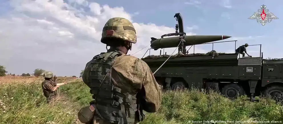 Российское министерство обороны опубликовало кадры учебной доставки специальных боеприпасов на позиции ракетной бригады в Белоруссии в рамках совместных ядерных учений, начавшихся 19 мая.