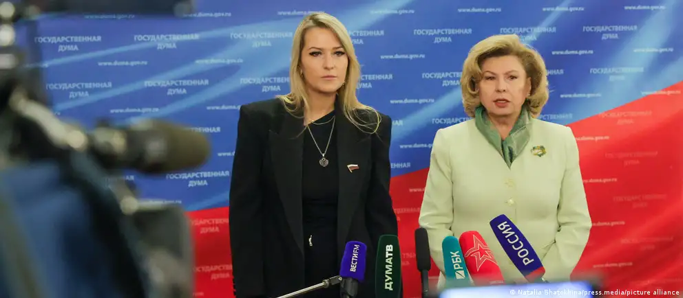 Яна Лантратова сменила Татьяну Москалькову на посту омбудсмена. Она заявила о приоритете помощи участникам «СВО» и их семьям; правозащитники встречают назначение скептически.