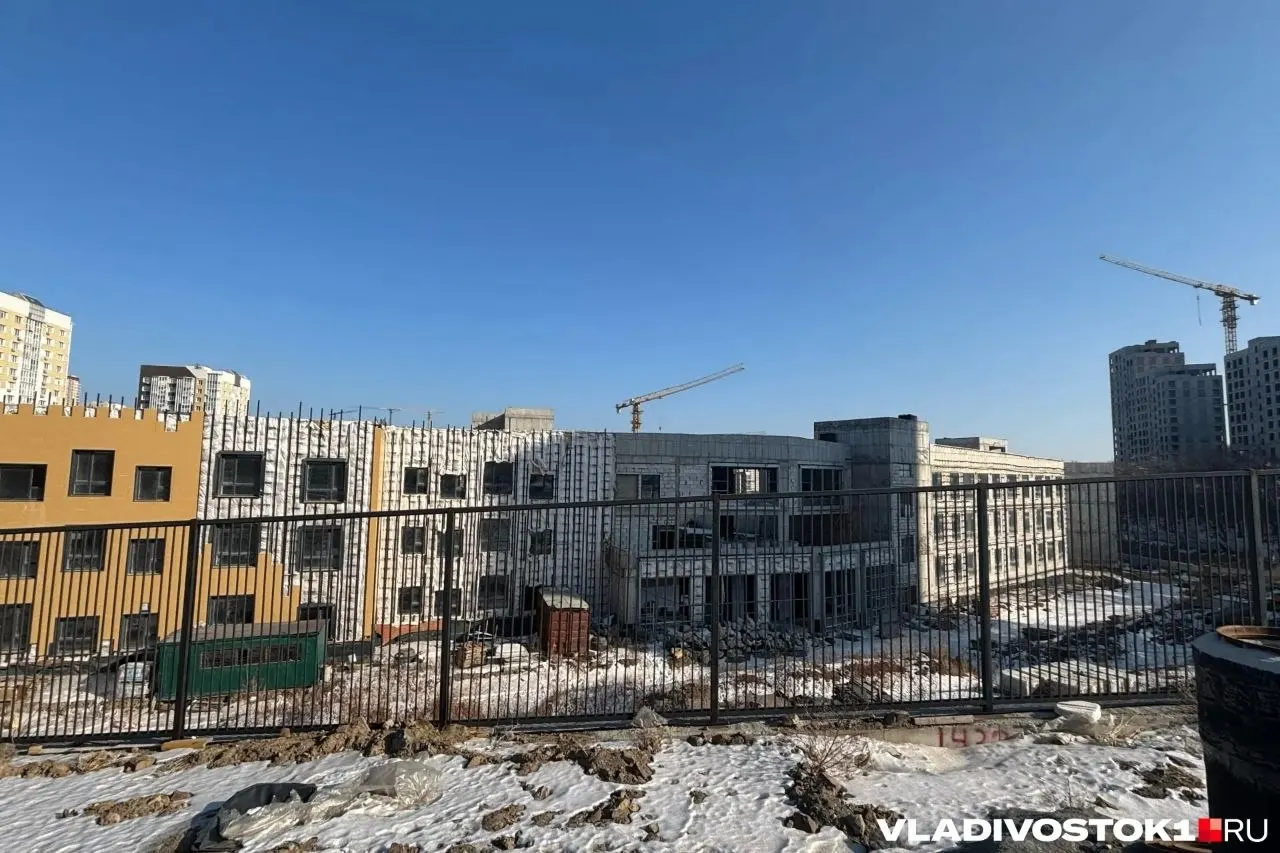 Федеральная антимонопольная служба признала отказ администрации Владивостока в допуске подрядчика к конкурсу необоснованным и предписала заново рассмотреть заявки на завершение строительства крупной школы.