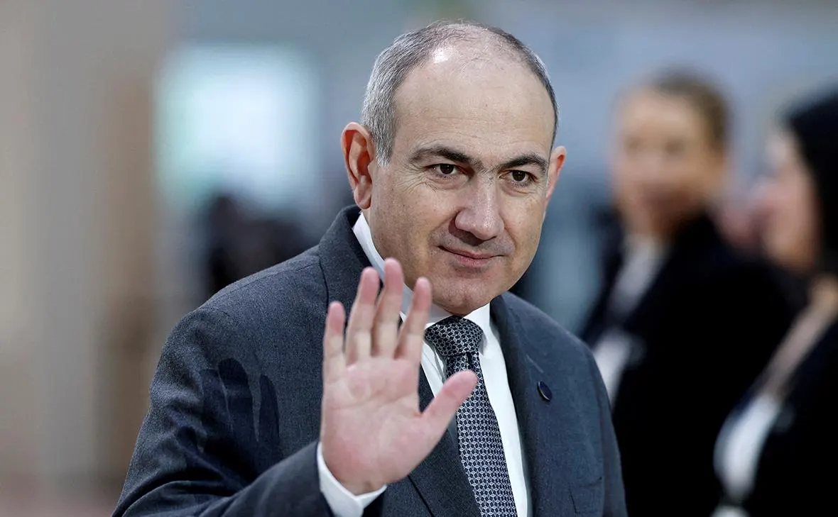 Премьер-министр Армении Никол Пашинян заявил, что решение о выходе из Евразийского экономического союза не будет приниматься внезапно, а станет результатом поэтапного и продуманного процесса. По его словам, Армения не намерена вступать в полемику по теме членства в ЕС и ЕАЭС и останется в ЕАЭС столько, сколько это будет возможно.