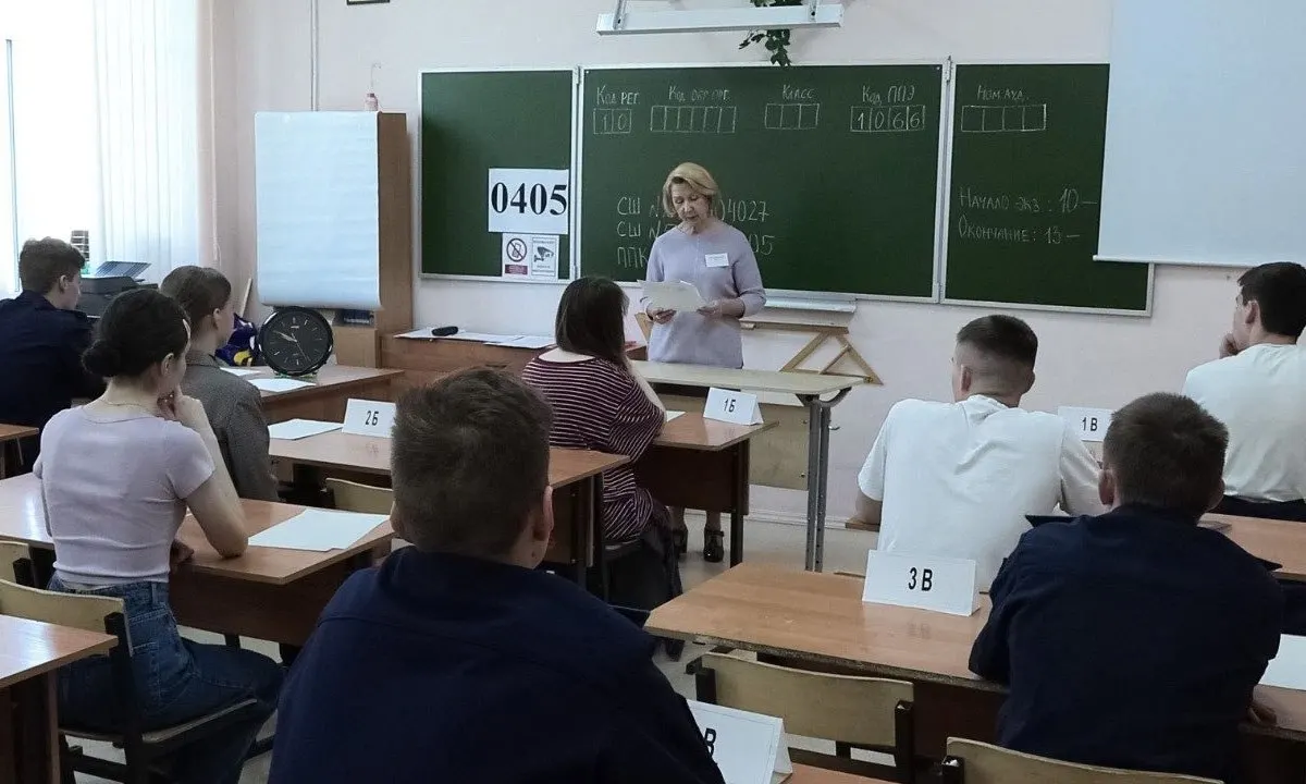 В новых методических рекомендациях запрещено прикасаться к участникам экзаменов и их вещам: при срабатывании металлоискателя проверяющим разрешено только вежливо попросить добровольно выложить или сдать предмет.