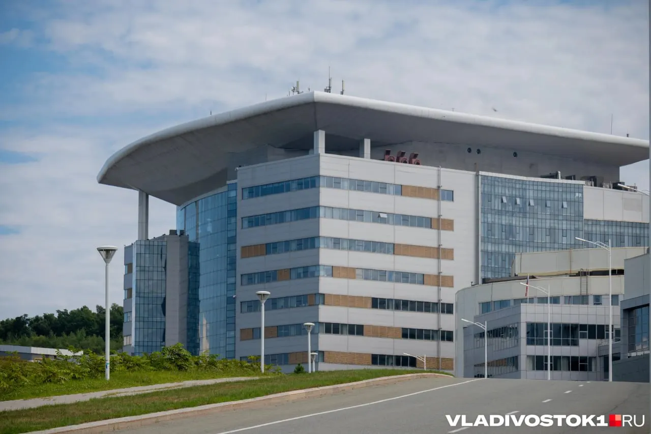 В Дальневосточном федеральном университете отмечены рекордные по региону доходы руководителей — они заметно превышают зарплаты руководства других вузов и научных институтов Приморского края.
