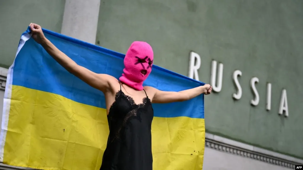 Росфинмониторинг обновил список: в него включили панк‑сообщество Pussy Riot. Ранее группу признали экстремистской в России, а часть участниц приговорили к долгим срокам по делам, связанным с критикой властей и антивоенной позицией.