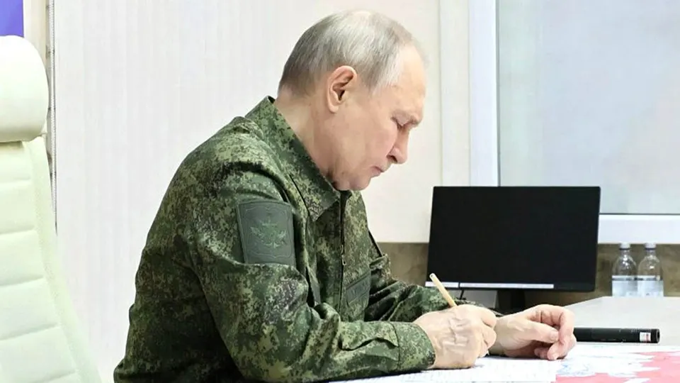 Разведывательные и военные ведомства Европы пересматривают оценки: застряв в Украине и испытывая внутренние проблемы, Кремль может в ближайшие месяцы перейти к эскалации против балтийских государств, опираясь на новые законы и атаки дронов.