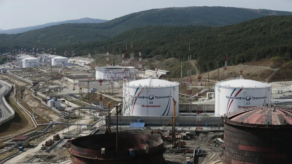 Атаки беспилотников на портовую инфраструктуру и нефтеперерабатывающие заводы привели к сокращению экспорта нефти, пересмотру прогнозов и значительному снижению ожиданий по росту ВВП на 2026 год.