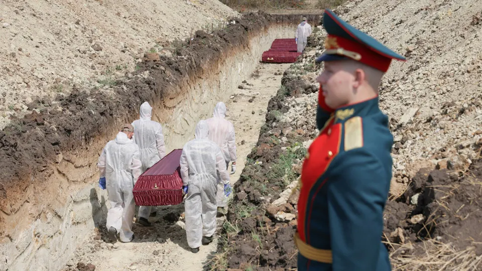 Анализ поименных списков, реестра наследственных дел и судебной статистики показывает, что минимальная документально обоснованная цифра погибших российских военнослужащих к концу 2025 года составляет 352 тысячи человек.
